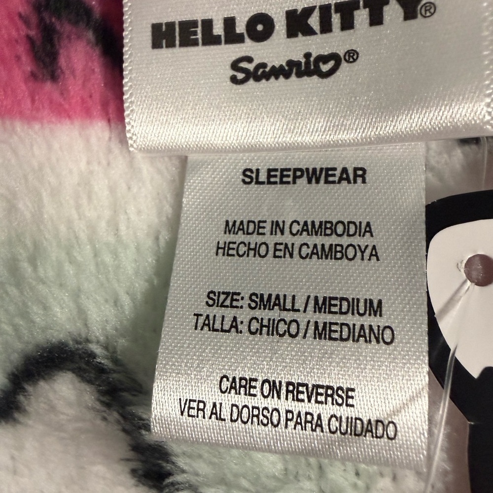 Hello Kitty Robe Womans S/M. Soft pretty colors with pockets on each side. - Picture 9 of 11